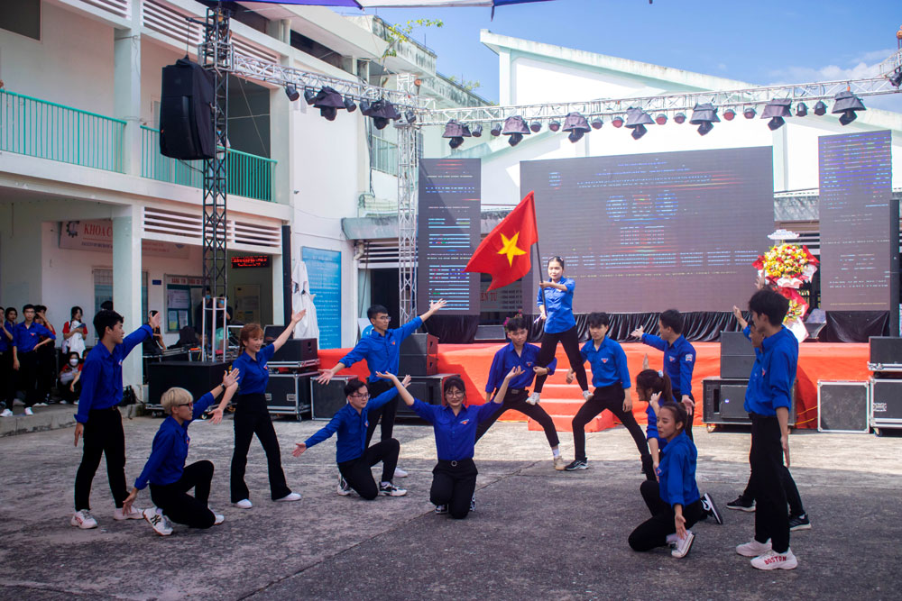 Hoi-Thi-Dan-Vu-Flashmob-05.jpg
