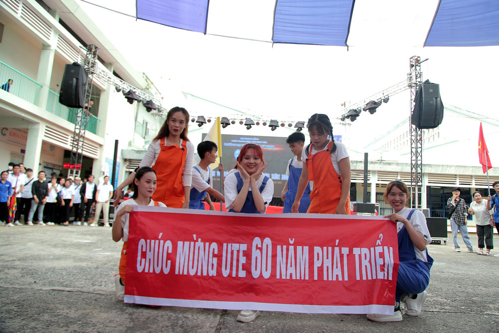 Hoi-Thi-Dan-Vu-Flashmob-09.jpg